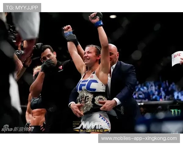 UFC选手被对手嘲笑后暴怒反击,精彩瞬间引发热议! UFC选手被对手嘲笑后暴怒反击,精彩瞬间引发热议!