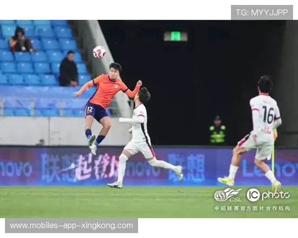 青岛海牛的底线传中制造出混战局面