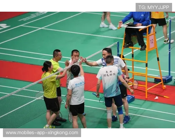 羽毛球双打高强度配合换位制胜，全面提升团队默契与竞技水平