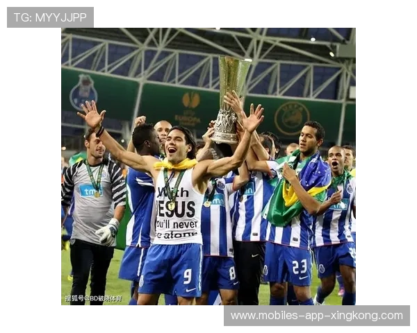 波尔图塔雷米弧顶劲射为球队取得领先优势，激情四溢的关键时刻