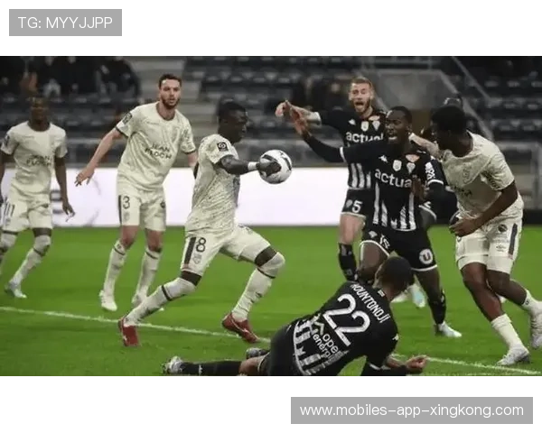 法甲摩纳哥中路穿透犀利，客场带走分数：一场关于突破与信念的胜利之路